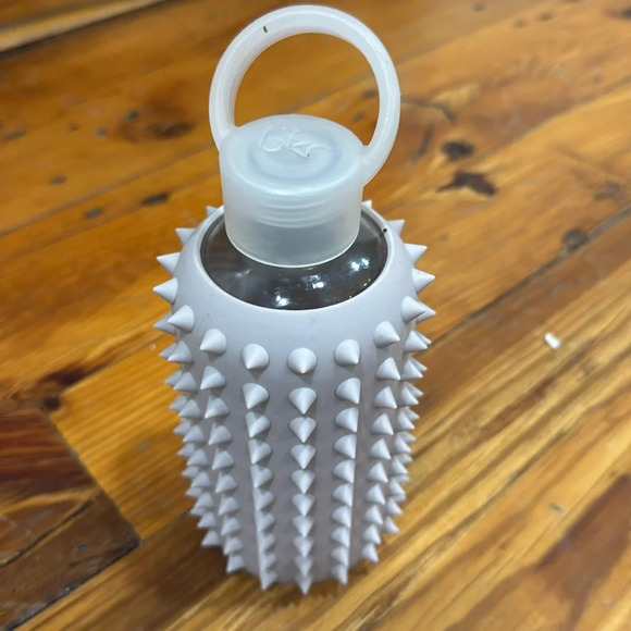 bkr Accessories - BKR SLOANE SPIKED LITTLE WATER BOTTLE 500ML (16OZ) Glass Silicone Sleeve